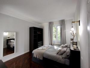 een slaapkamer met een bed en een grote spiegel bij Elisir Home in Genua