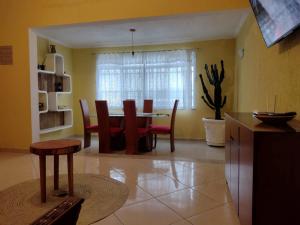 eine Küche und ein Esszimmer mit Tisch und Stühlen in der Unterkunft Casa de frente para o mar, pé na areia. in Praia Grande