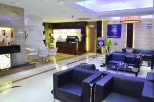 um átrio com sofás azuis e um bar em Dorus Hotel em Dubai