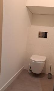 ein Bad mit einem weißen WC in einem Zimmer in der Unterkunft Grand Studio Luxe in Sète