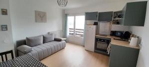 Кухня или мини-кухня в Spacieux appartement T2 & cabine
