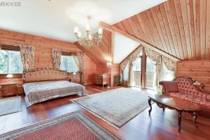 - une chambre avec un lit, un canapé et une table dans l'établissement Villa Lohusalu, à Lohusalu