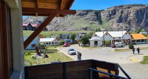 uma vista a partir de uma varanda de uma pequena cidade com uma montanha em Kuntur Apart em El Chaltén