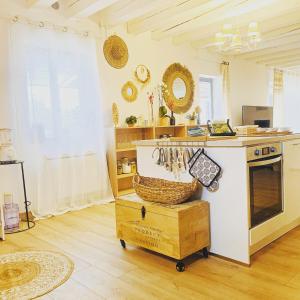 a kitchen with a counter and a basket on a cart at villa Luberon in Saint-Saturnin-les-Apt