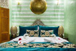 Postel nebo postele na pokoji v ubytování Riad Rcif Alif Suite & SPA