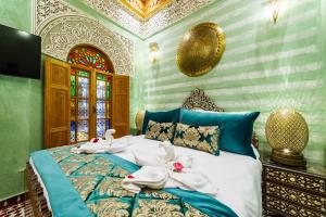 Postel nebo postele na pokoji v ubytování Riad Rcif Alif Suite & SPA
