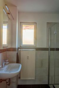 Bathroom sa Kunstvoll - individuelle 4-Zimmer Ferienwohnung mit Balkon in Meißen