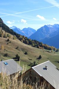 dom na wzgórzu z górami w tle w obiekcie Appartement studio domaine de l'Alpe d'Huez, Villard Reculas w mieście Villard-Reculas +10 zdjęć