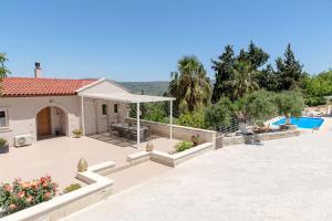 een villa met een zwembad en een huis bij Villa Chrysallis with heated pool in Georgioupolis