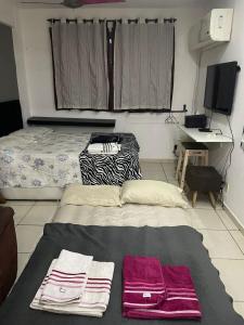 Habitación con cama, escritorio y TV. en Loft completo próximo ao parque olímpico e 10 minutos da praia!, en Río de Janeiro