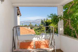 balcone con letto e vista di Apartments Derado a Supetar (San Pietro di Brazza)