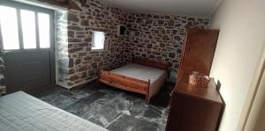 Posteľ alebo postele v izbe v ubytovaní Traditional stone house Vrisi