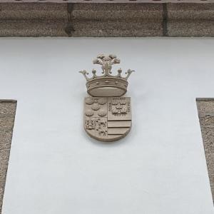 a sign with a crown on the side of a building at Casa de Santa Ana da Beira in Seia