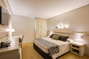 Cama ou camas em um quarto em Viale Tower Hotel