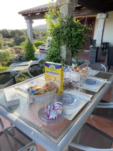 a table with food and a box on top of it at Donnigheddu in Rudalza