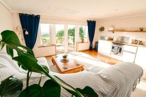 sala de estar con sofá y mesa en Spacious Sea-View Apt. Overlooking St Ives Bay, en Gwithian