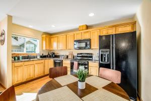 罗纳德Cascade Cozy at Roslyn Ridge Resort的厨房配有桌子和黑冰箱。