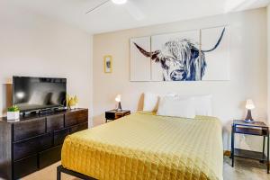 罗纳德Cascade Cozy at Roslyn Ridge Resort的一间带床和平板电视的卧室 更多17张照片