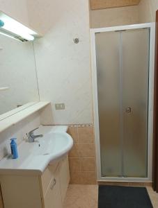 een badkamer met een wastafel en een douche bij Salento Apartment in Lizzanello
