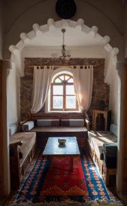 ein Wohnzimmer mit einem Sofa und einem Tisch in der Unterkunft Afoulki Ecotourism Guest House in Telouet