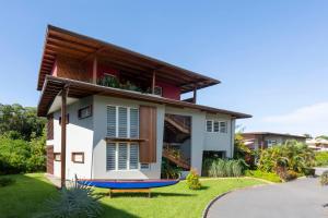una casa con una tabla de surf azul delante de ella en Résidence HIBISCUS 5 étoiles en Cayenne