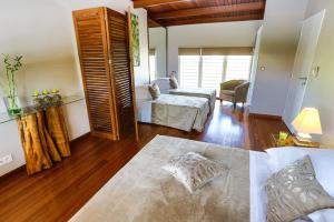 1 dormitorio con 1 cama y sala de estar en Résidence HIBISCUS 5 étoiles en Cayenne