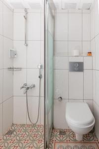 イスタンブールにあるThe Center Hotelの白いバスルーム(シャワー、トイレ付)