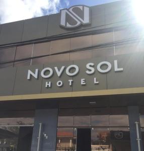 a novo solo hotel sign on the side of a building at Hotel Novo Sol in Petrolina
