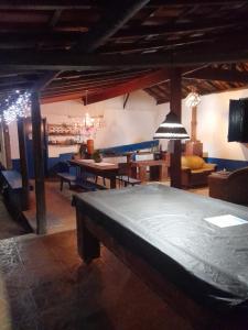 - un salon avec un lit et un canapé dans l'établissement Reduto das Artes Hostel pousada, à Casa Branca