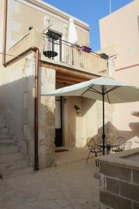 Notobarocco في نوتو: فناء مع طاولة ومظلة