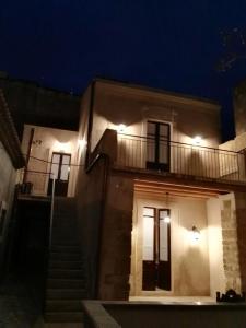 Notobarocco في نوتو: مبنى فيه درج وبلكونه بالليل +4 صور