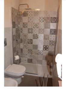 Notobarocco في نوتو: حمام مع دش ومرحاض ومغسلة