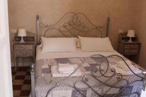 Notobarocco في نوتو: سرير مع اطار معدني وجلستين ليليه