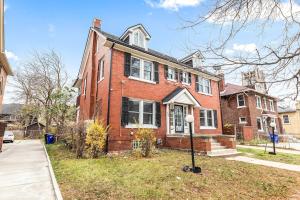 ein rotes Backsteinhaus mit einem Straßenschild davor in der Unterkunft North End Treasure, beautiful 2 bedroom apartment in Detroit
