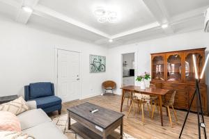 ein Wohnzimmer mit Sofa und Tisch in der Unterkunft North End Treasure, beautiful 2 bedroom apartment in Detroit
