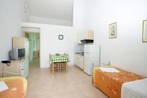 TV a/nebo společenská místnost v ubytování Long Beach Village Residence sul mare spiaggia privata inclusa