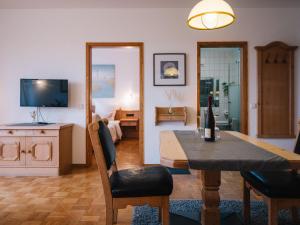 un soggiorno con tavolo da pranzo e una camera da letto di Landhaus Weber a Bad König