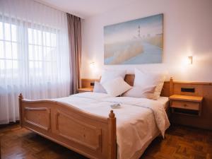 Schlafzimmer mit einem Bett mit Wandgemälde in der Unterkunft Landhaus Weber in Bad König
