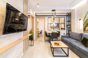 Televízia a/alebo spoločenská miestnosť v ubytovaní F & B Collection - City Central 2 Bedroom Suite