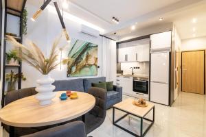 Kuchyňa alebo kuchynka v ubytovaní F & B Collection - City Central 2 Bedroom Suite