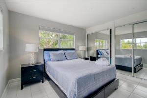 um quarto com uma cama grande e um espelho em Ocean Reef At Deerfield #4 em Deerfield Beach