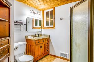 Koupelna v ubytování Alderbrook A-Frame + 22 fotografií