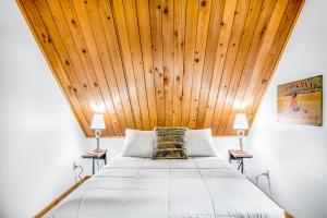 1 dormitorio con 1 cama grande y techo de madera en Alderbrook A-Frame, en Union