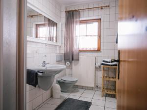 Koupelna v ubytování Landhaus Weber + 37 fotografií