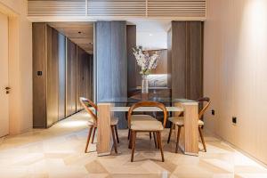een eetkamer met een glazen tafel en stoelen bij Lavish Sea View 2BR with M at Five Palm in Dubai