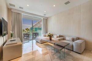 een woonkamer met een bank en een tafel bij Lavish Sea View 2BR with M at Five Palm in Dubai