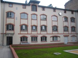 ein Gebäude mit einer Uhr auf der Seite in der Unterkunft Apartamenty Sedinum - Bryza in Stettin