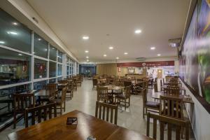 an empty restaurant with wooden tables and chairs at Viale Iguassu in Foz do Iguaçu