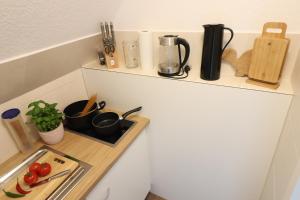 een kleine keuken met een aanrecht met keukengerei bij Nordsand in Cuxhaven