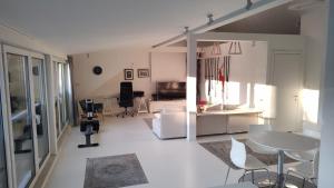 Fotografia z galérie ubytovania loft 85 m2 Wilanow Krolewski self checkin vo Varšave